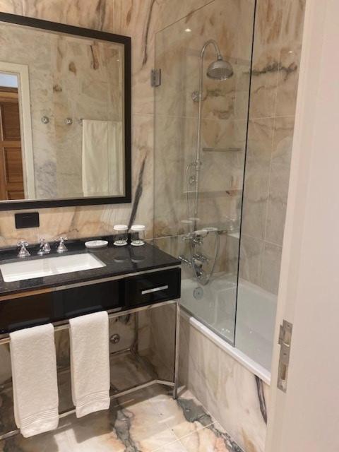 Solar Do Requeijo By Luna Hotels & Resorts Аркуш-ди-Валдевеш Экстерьер фото A shower enclosure with a sliding door